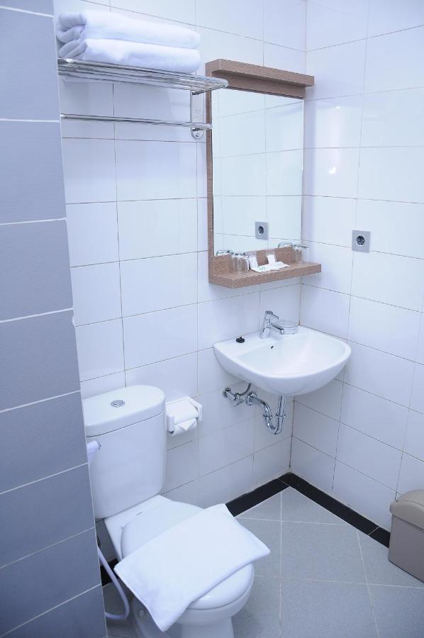 Idea'S Hotel Jalan Ibrahim Aji Bandung Exteriör bild